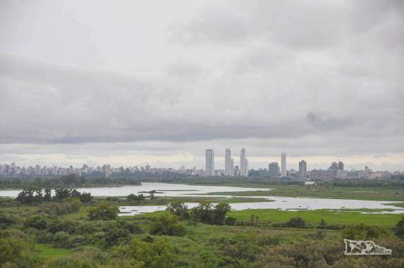 Atravessando a ponte sobre o rio Paraná e observando a cidade de Rosario em sua margem ocidental, na Argentina